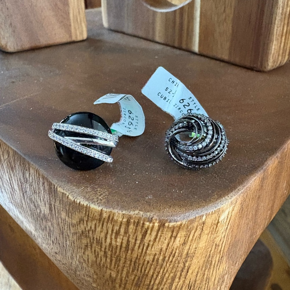 Elegant Black and Silver Women's Ring